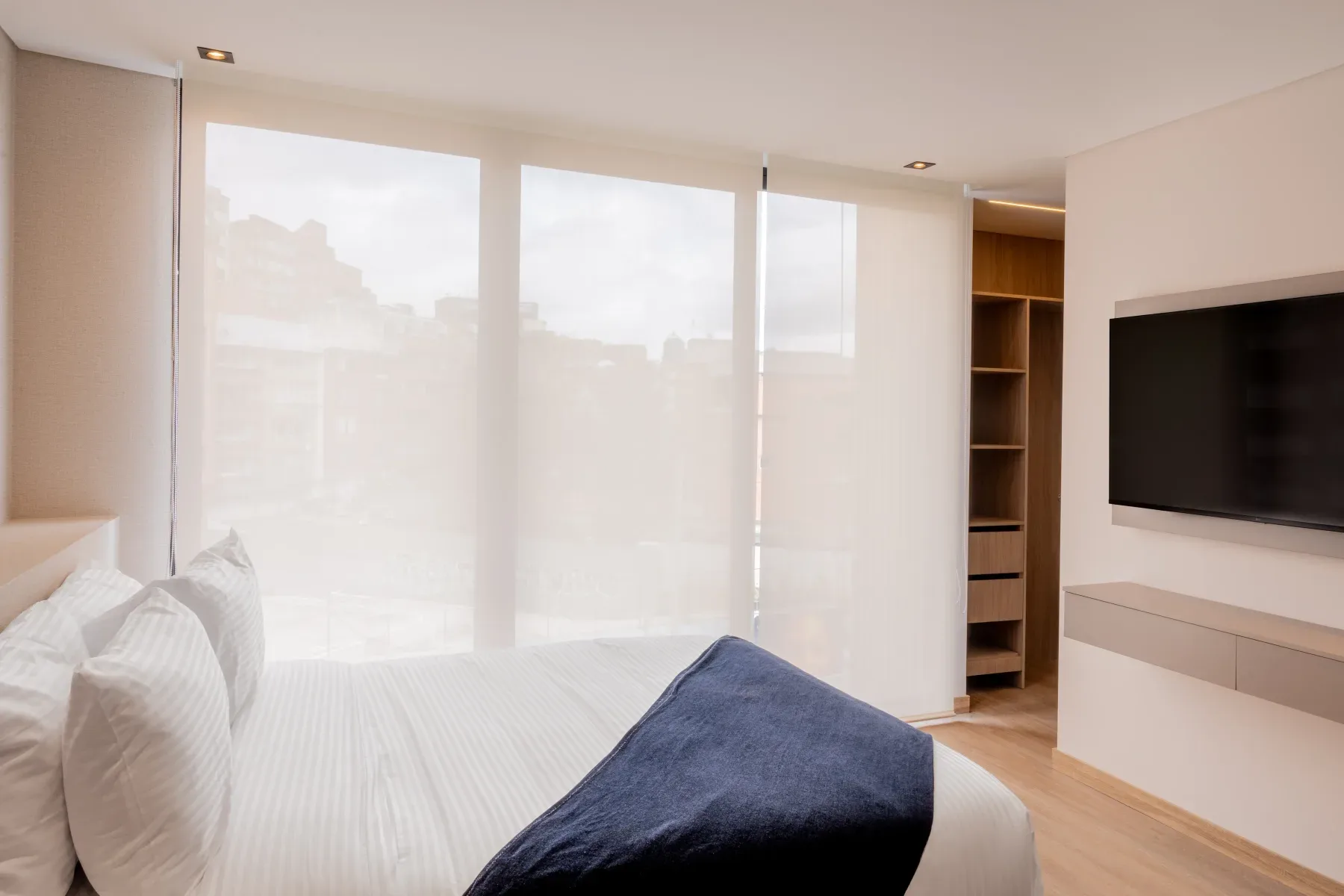 Habitación con ventanales