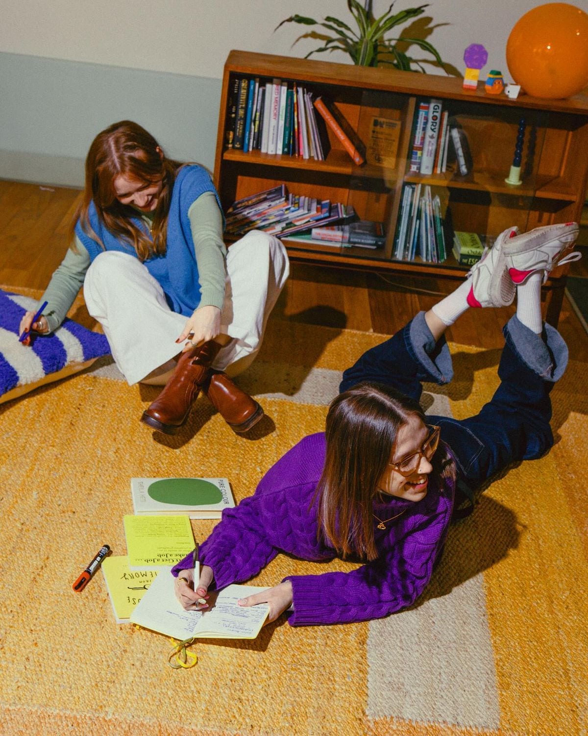 Estudiantes compartiendo en zonas de estudio